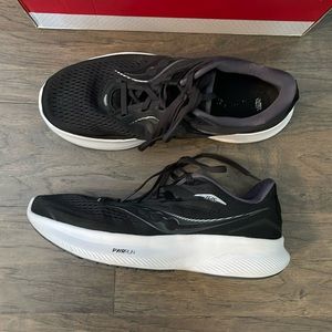 Men’s Saucony tennis shoes